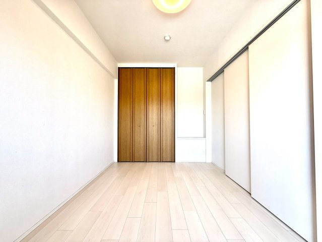 マークミュー横浜本牧の洋室|明るく伸びやかな洋室は、シンプルで上品な内装が魅力。収納も備え、快適なプライベート空間として活用できます。