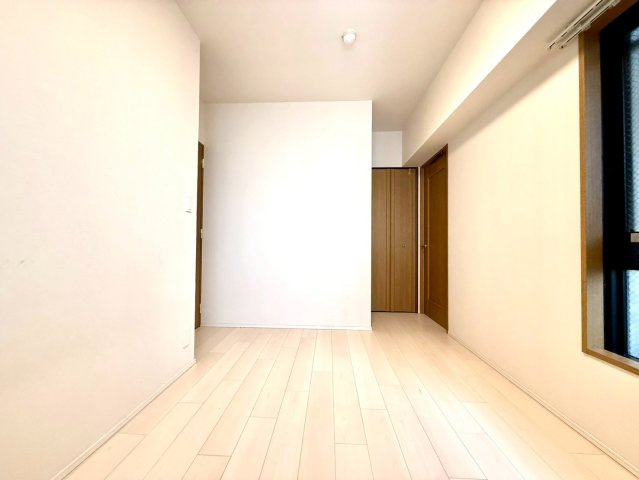 マークミュー横浜本牧のその他|窓辺のある居室は自然光を感じられる穏やかな空間。シンプルな内装が空間の広がりを引き立て、快適な住環境を演出します。