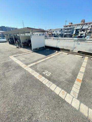 ホワイティハイツの駐車場