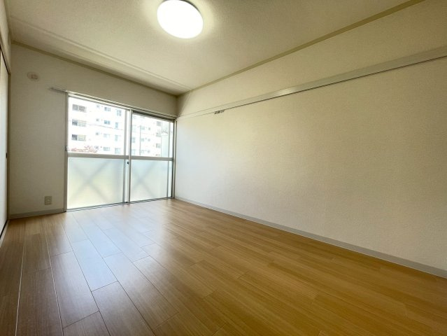 ホワイティハイツの洋室