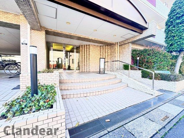 東川口パークホームズのエントランス|ドキドキの新生活も、安心してスタート。ぴったりの住まいを見つけませんか？クランディアが一緒に住まい選びをサポートします‼　まずは、お気軽にお問合せください　＃クランディア