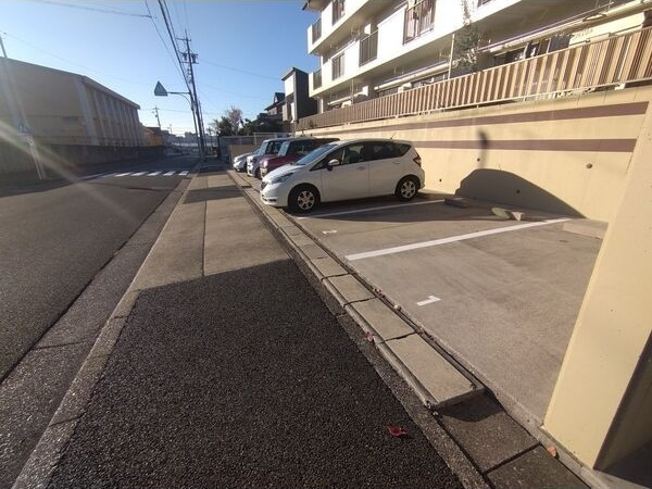 メゾン貴船C棟の駐車場
