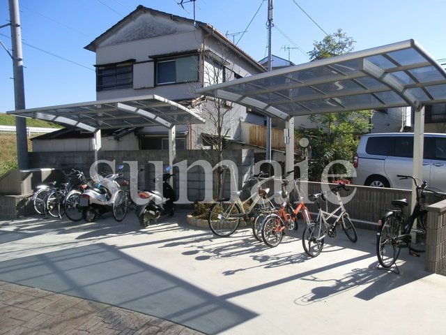 イーストエンジェル青山のその他共用部分|屋根付き駐輪場。