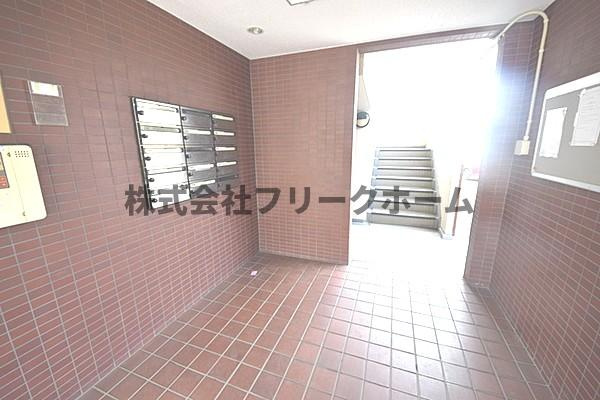 小金井市緑町１丁目の賃貸マンションのエントランス