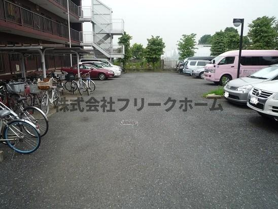 小金井市緑町１丁目の賃貸マンションの駐車場