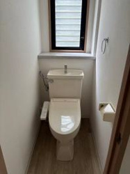 【トイレ】 | 清潔感あふれる温水洗浄便座付きのトイレです。小窓が付いているため、自然換気がしやすく、常にクリーンな空間を保てます。手洗い場も備わっており、ゲストが来た際もスマートに使用できる配慮が嬉しいですね。