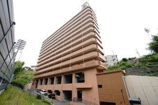 【外観】 | 【耐震性】
耐震性の高さを判断するポイントは、
建築確認申請日が1981年6月1日以降の
新耐震基準に適合しているかどうか。
震度６程度の大地震でも
建物が崩壊しないレベルが基準になりました。