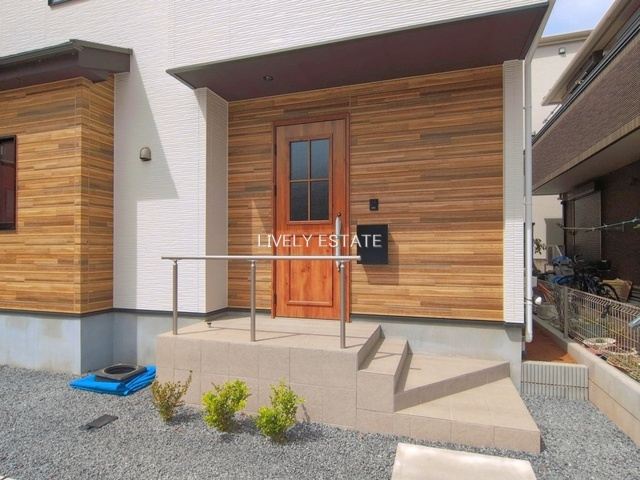 草加市西町 新築分譲住宅の玄関