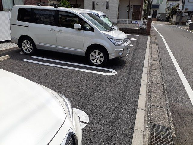 アムール　ジュアンの駐車場
