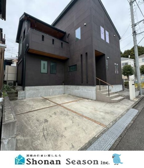 【外観】 | 小田急小田原線「座間」駅徒歩8分◎駅までは平坦な道のり♪　　　　　
角地につき、開放感があり陽当たり良好な立地です！