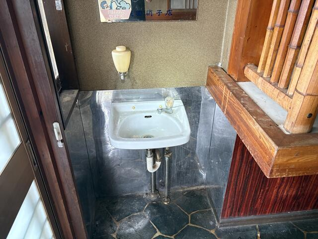 松戸市小金原二丁目戸建の洗面所|１階店舗部分