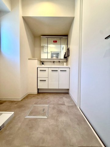 サンクレイン本牧の独立洗面台|三面鏡付きの洗面化粧台は、収納力と機能性を両立。明るく清潔感あふれる空間で、快適な身支度をサポートします。