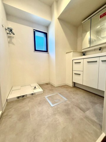 サンクレイン本牧のランドリースペース|落ち着いた木目調で統一されたバスルーム。ゆったりとした浴槽と清潔感のある空間が、一日の疲れを優しく癒します。