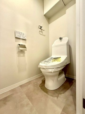 サンクレイン本牧のトイレ|清潔感あふれるトイレ空間は、機能性にも配慮された設計。落ち着いた雰囲気で、快適にお使いいただけます。