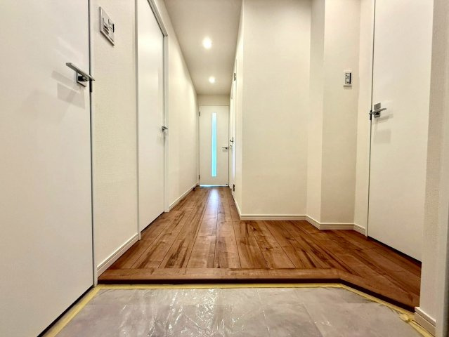 サンクレイン本牧の玄関|三面鏡付きの洗面化粧台は、収納力と機能性を両立。明るく清潔感あふれる空間で、快適な身支度をサポートします。