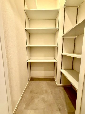 サンクレイン本牧の収納|ゆとりある広さのシューズインクロークの収納空間は、収納力に優れた設計。整理整頓しやすく、日々の暮らしを快適にサポートします。