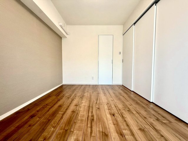 サンクレイン本牧の洋室|落ち着いた色調のフローリングが美しい居室。シンプルな設えで家具の配置もしやすく、快適な住空間が広がります。