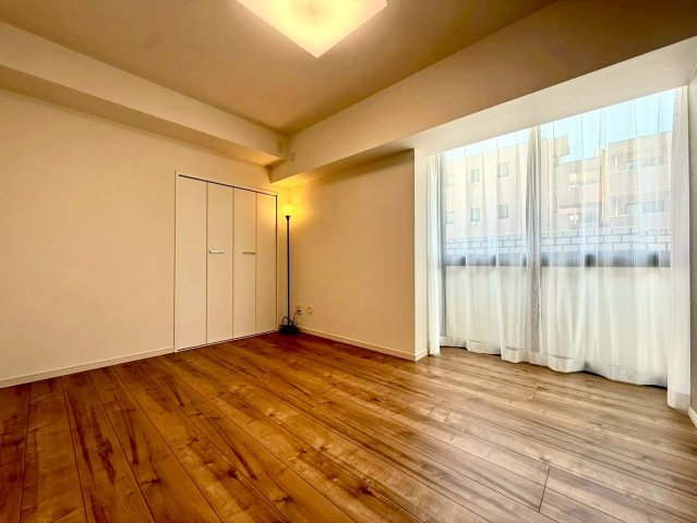 サンクレイン本牧の洋室|大きな窓から柔らかな光が差し込む居室。明るく開放感のある空間が、心地よいプライベート時間を演出します。