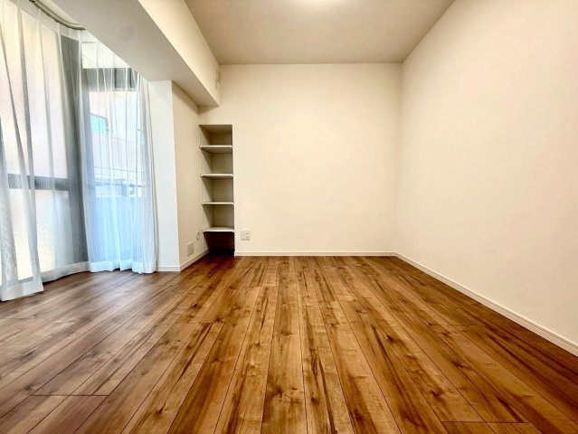 サンクレイン本牧の洋室|窓辺に広がる空間は採光に優れ、明るさが魅力。落ち着いた内装と相まって、上質な居心地を実現しています。