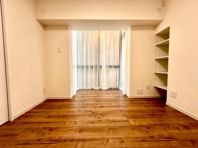 サンクレイン本牧の洋室|機能的な可動棚を備えた収納スペース。用途に応じて自在に使え、日用品や衣類をすっきりと整理できます。