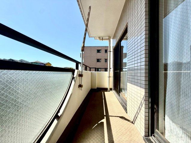 サンクレイン本牧のバルコニー|陽光がたっぷりと降り注ぐバルコニー。奥行きある設計で開放感に優れ、洗濯や寛ぎの時間を心地よく演出します。