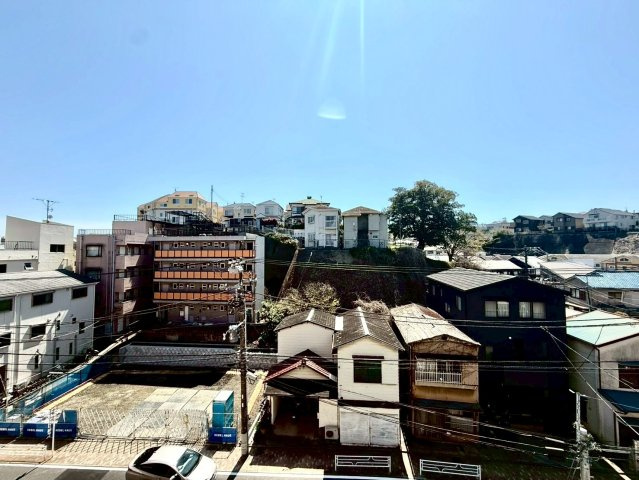 サンクレイン本牧の展望|視界が広がる開放的な眺望。穏やかな街並みと青空が調和し、日々の暮らしにゆとりと安らぎをもたらします。