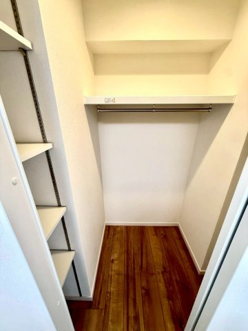 サンクレイン本牧の収納|収納棚を備えた居室は実用性も良好。すっきりとした空間を保ちやすく、暮らしやすさを高めています。