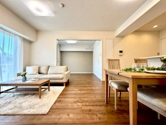 サンクレイン本牧の居間・リビング|ナチュラルな色調で統一された居室は、どんな家具とも調和する設え。広がりを感じる空間で快適な日常をお過ごしいただけます。