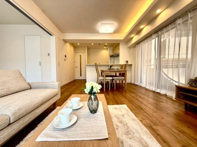 サンクレイン本牧の居間・リビング|折上天井の間接照明が空間に奥行きをもたらすリビング。開放感と落ち着きを兼ね備え、くつろぎの時間を優雅に彩ります。