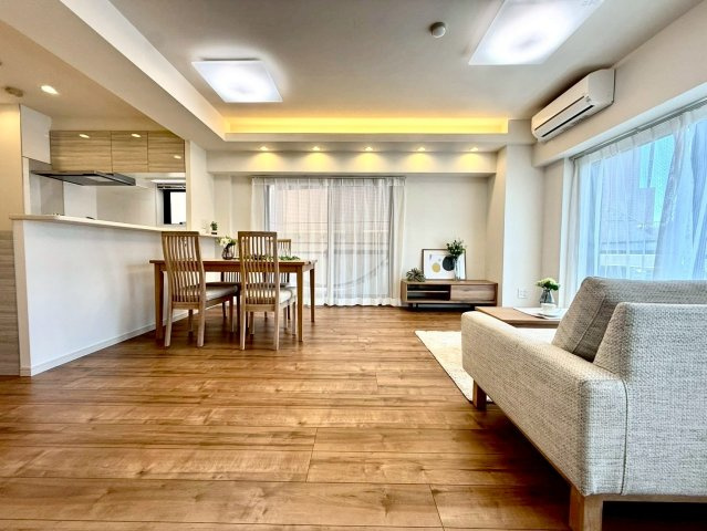 サンクレイン本牧の居間・リビング|ゆとりある広さを確保したLDKは、家族団らんに最適な空間設計。自然光と照明が織りなす、心地よい明るさが魅力です。