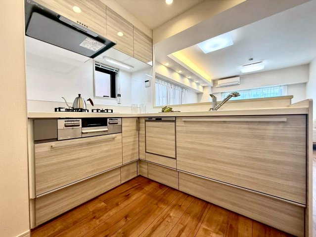 サンクレイン本牧のキッチン|機能性と美しさを兼ね備えたシステムキッチン。豊富な収納力と使いやすい動線が、日々の料理をより快適にします。