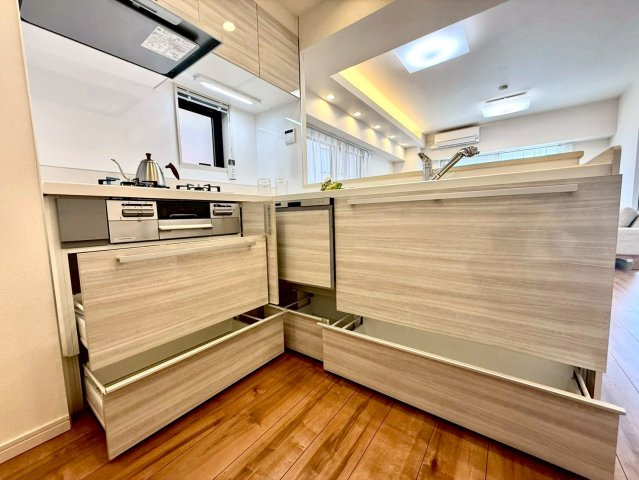 サンクレイン本牧のキッチン|洗練されたデザインのキッチンは、開放的な対面式。リビングとの一体感があり、会話を楽しみながら調理が可能です。