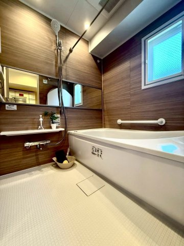サンクレイン本牧の浴室|落ち着いた木目調で統一されたバスルーム。ゆったりとした浴槽と清潔感のある空間が、一日の疲れを優しく癒します。