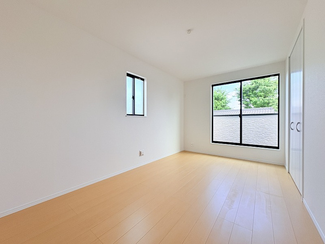 【寝室】 | 新座市石神4丁目　新築一戸建住宅　全13棟　(保谷店) | 2階7.5帖/バルコニーと繋がる開放感のあるお部屋。お布団もサッと天日干ししやすいです。