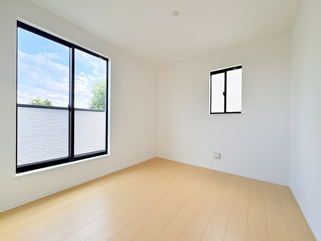 【洋室】 | 新座市石神4丁目　新築一戸建住宅　全13棟　(保谷店) | 2階5.25帖/2面採光につき暖かな陽射しが差し込みます。