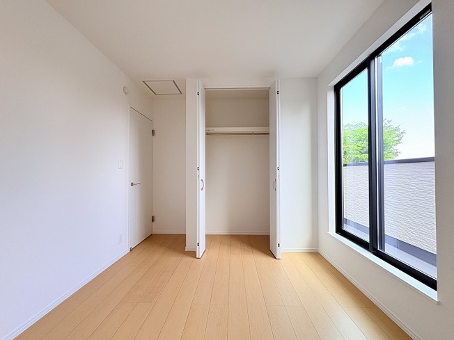 【洋室】 | 新座市石神4丁目　新築一戸建住宅　全13棟　(保谷店) | 2階5.25帖/2面採光につき暖かな陽射しが差し込みます。
