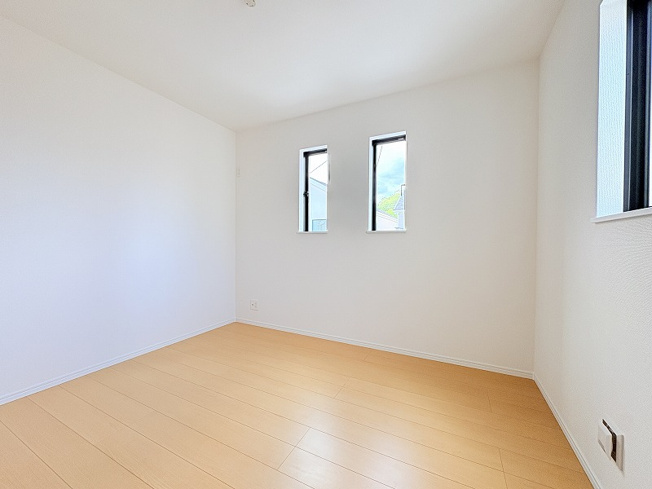 【洋室】 | 新座市石神4丁目　新築一戸建住宅　全13棟　(保谷店) | 2階5.25帖/落ち着いた色味のクロスとフローリングでほっと一息つける空間。