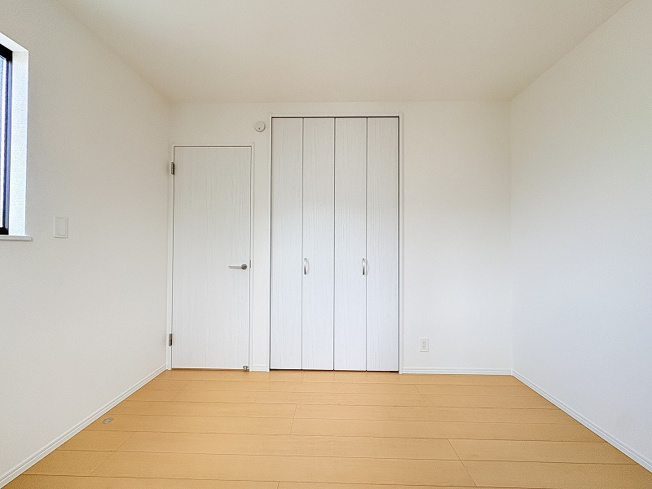 【洋室】 | 新座市石神4丁目　新築一戸建住宅　全13棟　(保谷店) | 2階5.25帖/落ち着いた色味のクロスとフローリングでほっと一息つける空間。