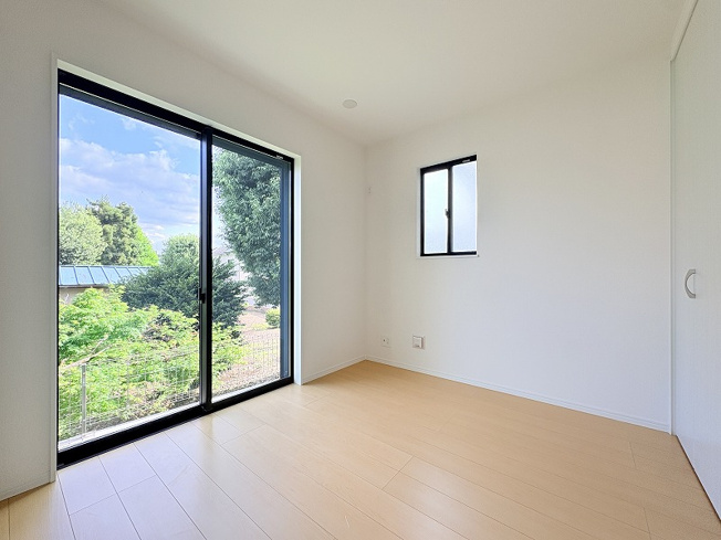【子供部屋】 | 新座市石神4丁目　新築一戸建住宅　全13棟　(保谷店) | 1階4.5帖/リビング横に設置された個室はお子様の遊び場としても便利です。