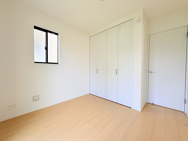 【子供部屋】 | 新座市石神4丁目　新築一戸建住宅　全13棟　(保谷店) | 1階4.5帖/リビング横に設置された個室はお子様の遊び場としても便利です。