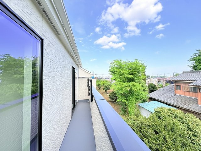 【バルコニー】 | 新座市石神4丁目　新築一戸建住宅　全13棟　(保谷店) | 陽当たり良くお洗濯に便利なバルコニー。
