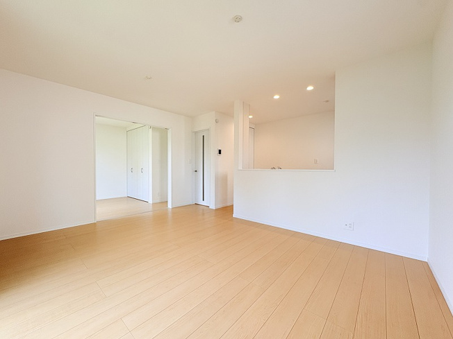 【居間・リビング】 | 新座市石神4丁目　新築一戸建住宅　全13棟　(保谷店) | 暮らしの中心となるリビングは、ご家族で心地良く過ごせる空間に。