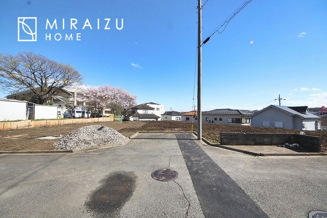 【外観】 | 運転が不安な方も安心な前面道路、きちんと幅員のある道路は女性にも安心です。整備されている道路は気持ちも良いですね♪