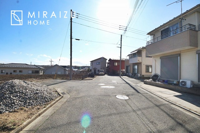【前面道路含む現地写真】 | ＼静かな環境で落ち着いた暮らしをご希望のお客様／広さと価格のバランスの良いマイホーム！近隣施設にも恵まれ立地！詳細、ご見学希望・資料請求ミライズホームお気軽にお問合せ下さい♪
