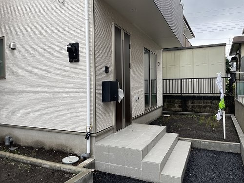 【玄関】 | 【仲介手数料０円】海老名市国分寺台第17　新築一戸建て　2号棟　全2棟 | 2号棟　海老名市国分寺台第17　新築一戸建て　全2棟