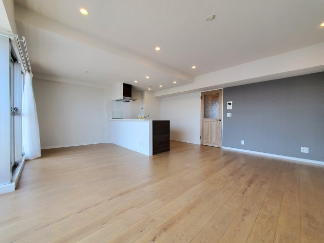 パークフィールドみさと3街区2号館の居間・リビング|広々としたリビングは友人が集まっても楽しめる広さです