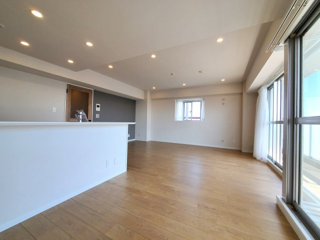 パークフィールドみさと3街区2号館の居間・リビング|こちらのリビングで趣味の時間をお楽しみください