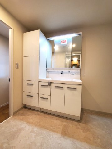 パークフィールドみさと3街区2号館の独立洗面台|独立洗面台、朝の身支度には欠かせません