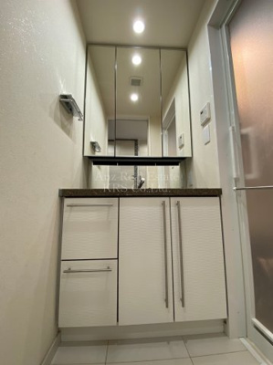 【独立洗面台】 | エスライズ西本町Ⅱ | 三面鏡に照明も付いた便利なデザイン性のある洗面化粧台♪