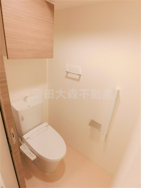 アイル グランデ南大井のトイレ|棚収納温水暖房便座付きトイレ